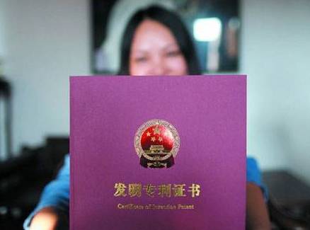 2011年，邹英姿自己的“滴滴针法”荣获全国首例手工刺绣针法专利。