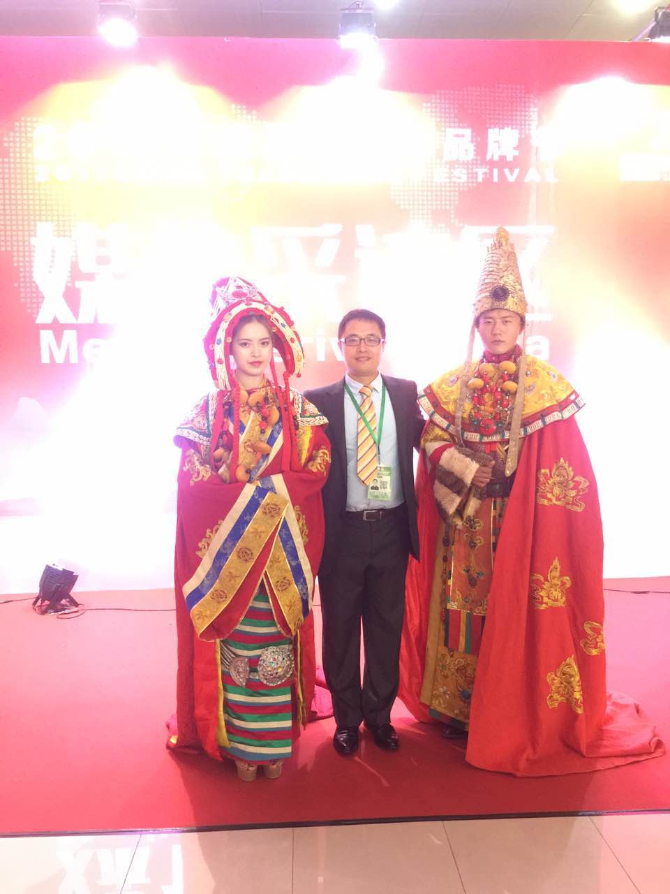 何律师在媒体采访区上的合影 何律师在媒体采访区上的合影