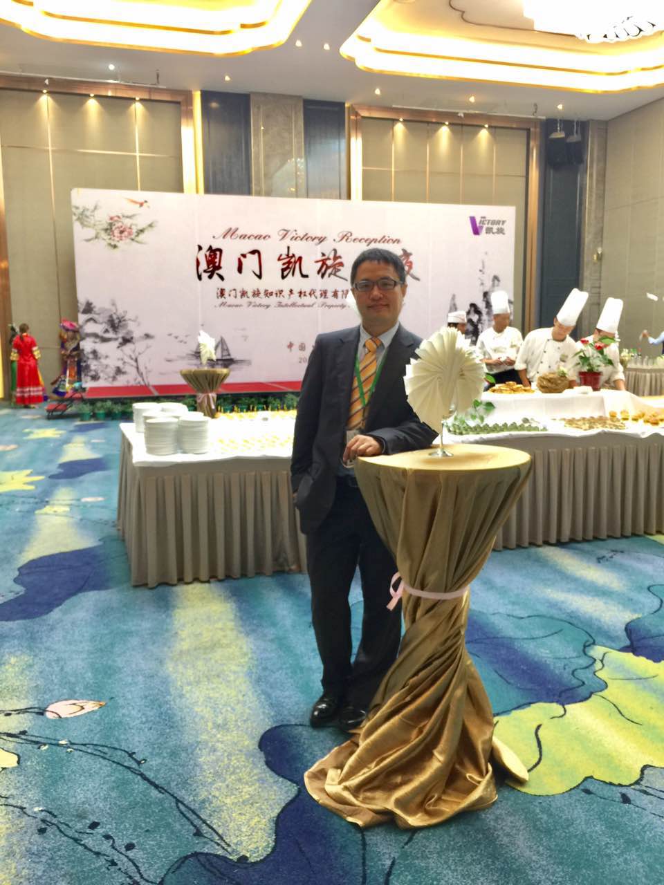 何律师在招待会现场 何律师在招待会现场