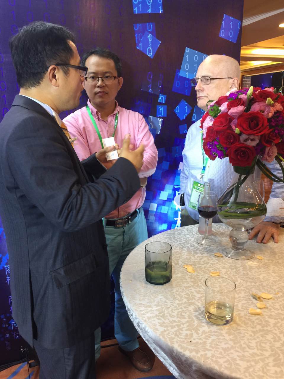 何自刚律师与澳大利亚合作所的合伙人交谈 何自刚律师与澳大利亚合作所的合伙人交谈