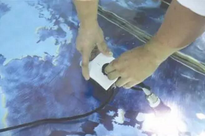 在水中操作的带电插头插座 在水中操作的带电插头插座