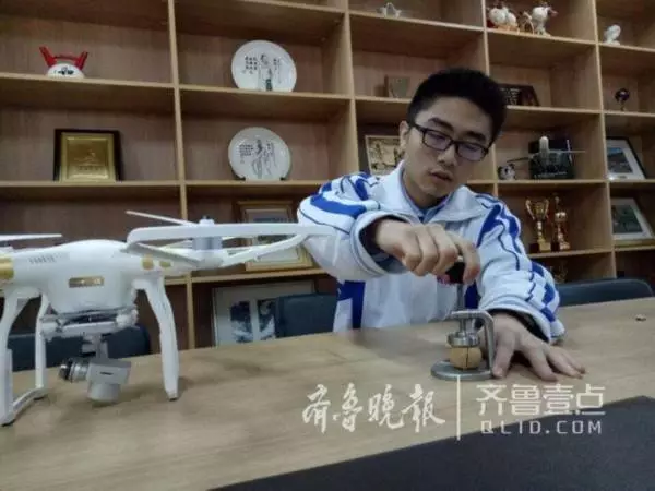 徐伟展示自己发明的核桃夹子 徐伟展示自己发明的核桃夹子