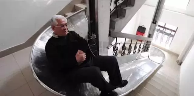 周秒荣展示逃生滑梯 周秒荣展示逃生滑梯