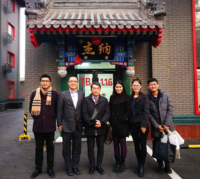 交流结束后双方合影留念 交流结束后双方合影留念