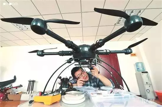 杨启帆和他发明的无人机 杨启帆和他发明的无人机