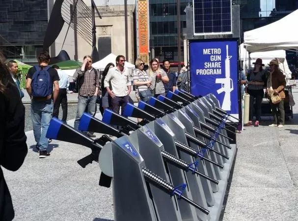 美国街头现“共享枪支” 美国街头现“共享枪支”