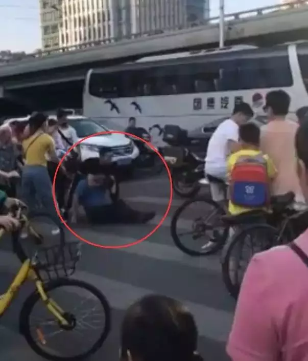 北京打人男子被警方依法刑拘 北京打人男子被警方依法刑拘