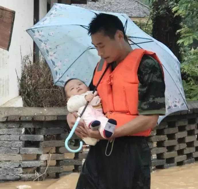 婴儿为救援消防战士“撑伞” 婴儿为救援消防战士“撑伞”
