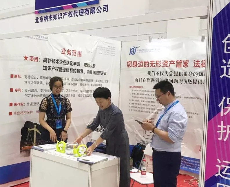 孙志梅律师正摆放蜗牛小风扇