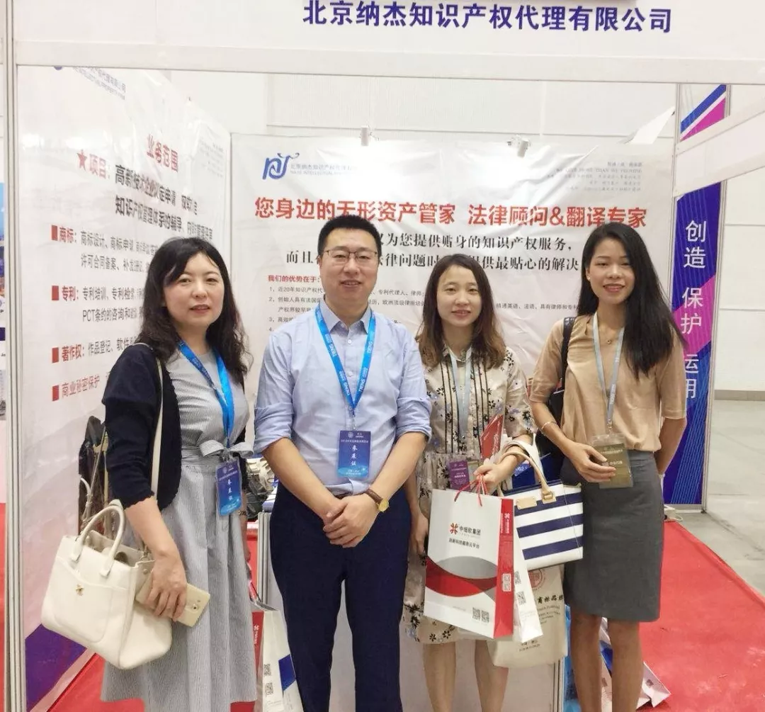 张律和交流者的合影