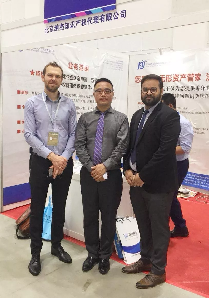 何律和交流者的合影