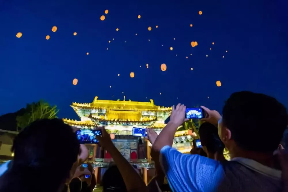 孔明灯无人机编队表演