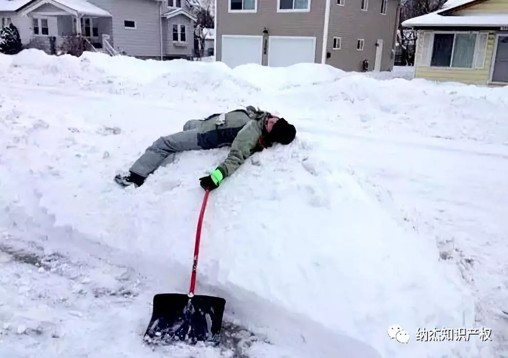 铲雪到累瘫 铲雪到累瘫