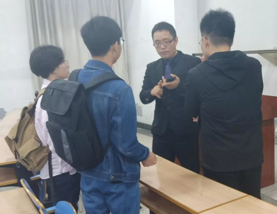 何自刚律师为学生答疑解惑 何自刚律师为学生答疑解惑