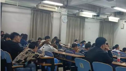 听讲的学生 听讲的学生