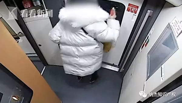 侯某用应急锤砸车门玻璃 侯某用应急锤砸车门玻璃