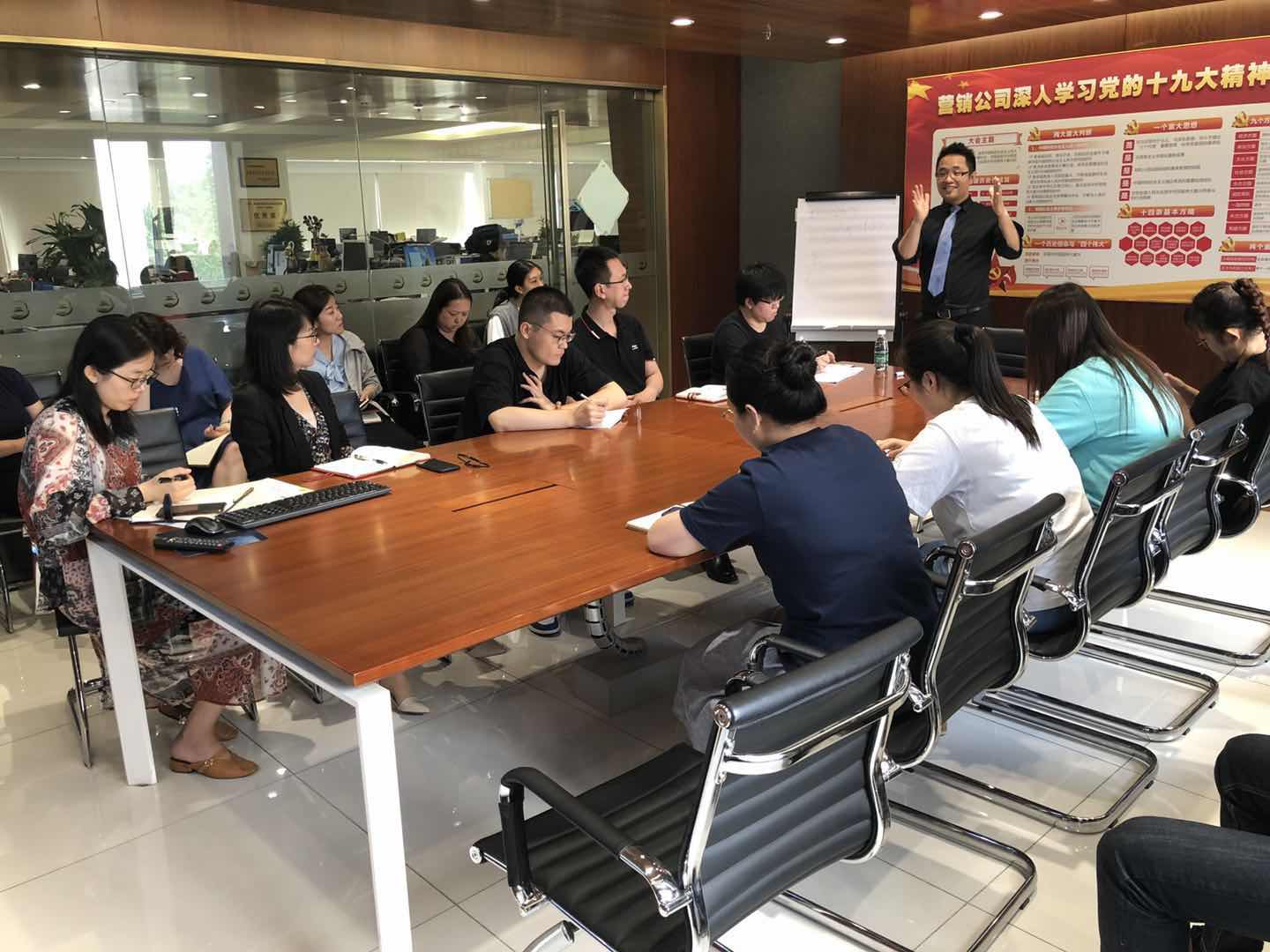 何自刚律师在为中国黄金进行以知识产权为主题的培训演讲 何自刚律师在为中国黄金进行以知识产权为主题的培训演讲