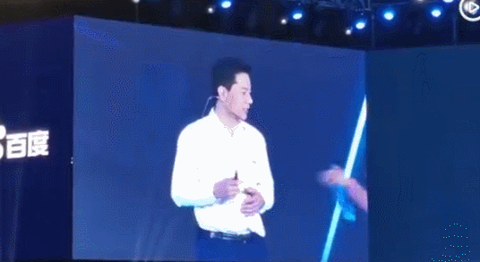 李彦宏被泼水 李彦宏被泼水