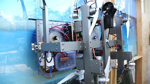 Oliver Nicholls发明的一款能解放双手、自动擦窗户的机器人 Oliver Nicholls发明的一款能解放双手、自动擦窗户的机器人