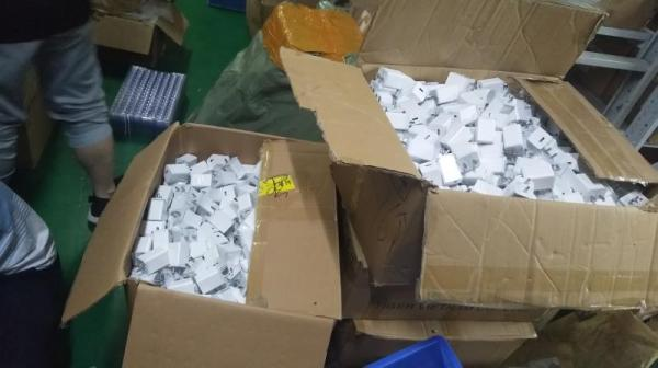 假冒各大品牌的手机配件