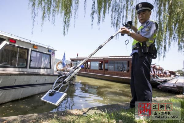 周翔军展示“打捞神器” 周翔军展示“打捞神器”