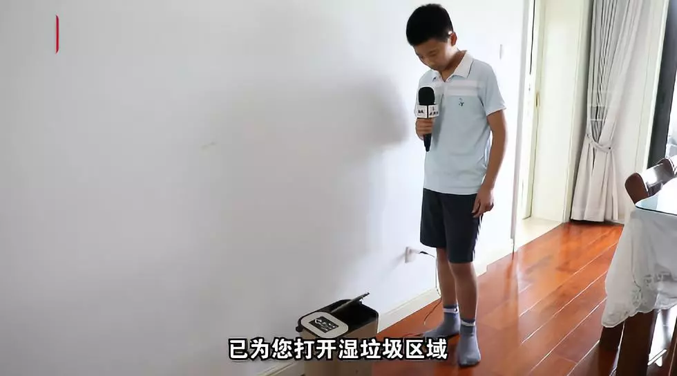 初中生马哲铭发明的一种语音智能垃圾桶