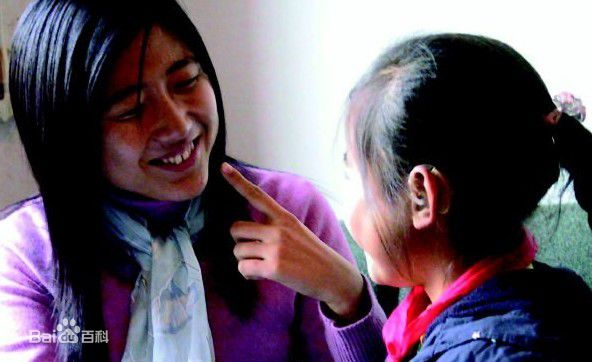 教听障孩子看唇语 教听障孩子看唇语