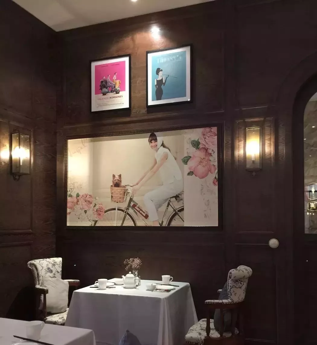 "Angel's 赫本时光 " 的餐厅内部  "Angel's 赫本时光 " 的餐厅内部