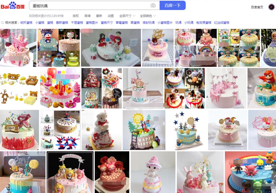 放有卡通玩偶的蛋糕 放有卡通玩偶的蛋糕