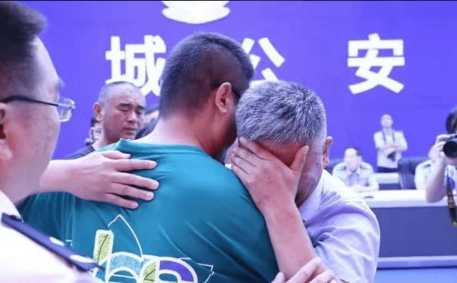 《失孤》原型父子相认 《失孤》原型父子相认